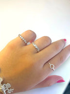 Anel solitário transpasse cravejado