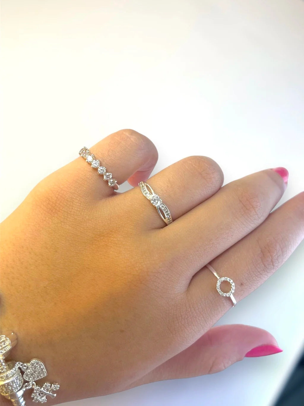 Anel solitário transpasse cravejado