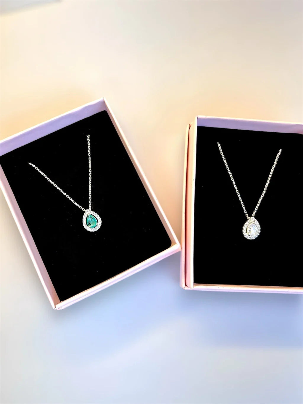 Colar gota cravejado turmalina