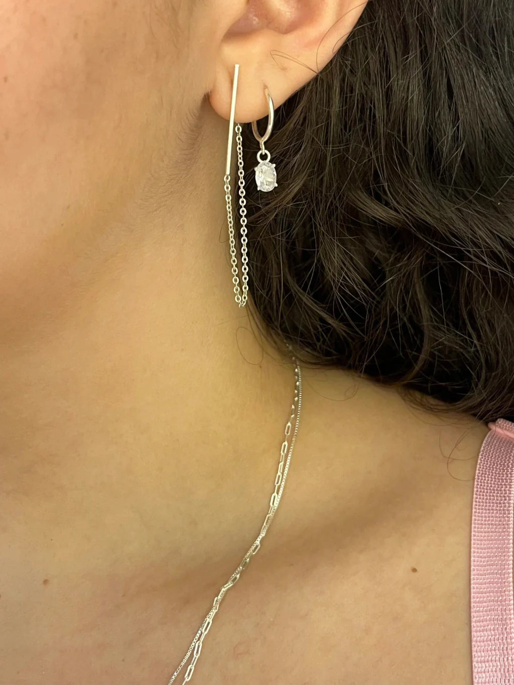 Brinco argola com zircônia oval