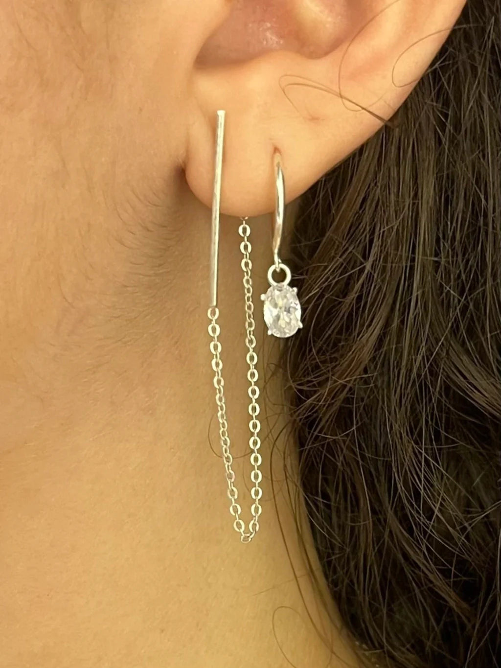 Brinco argola com zircônia oval