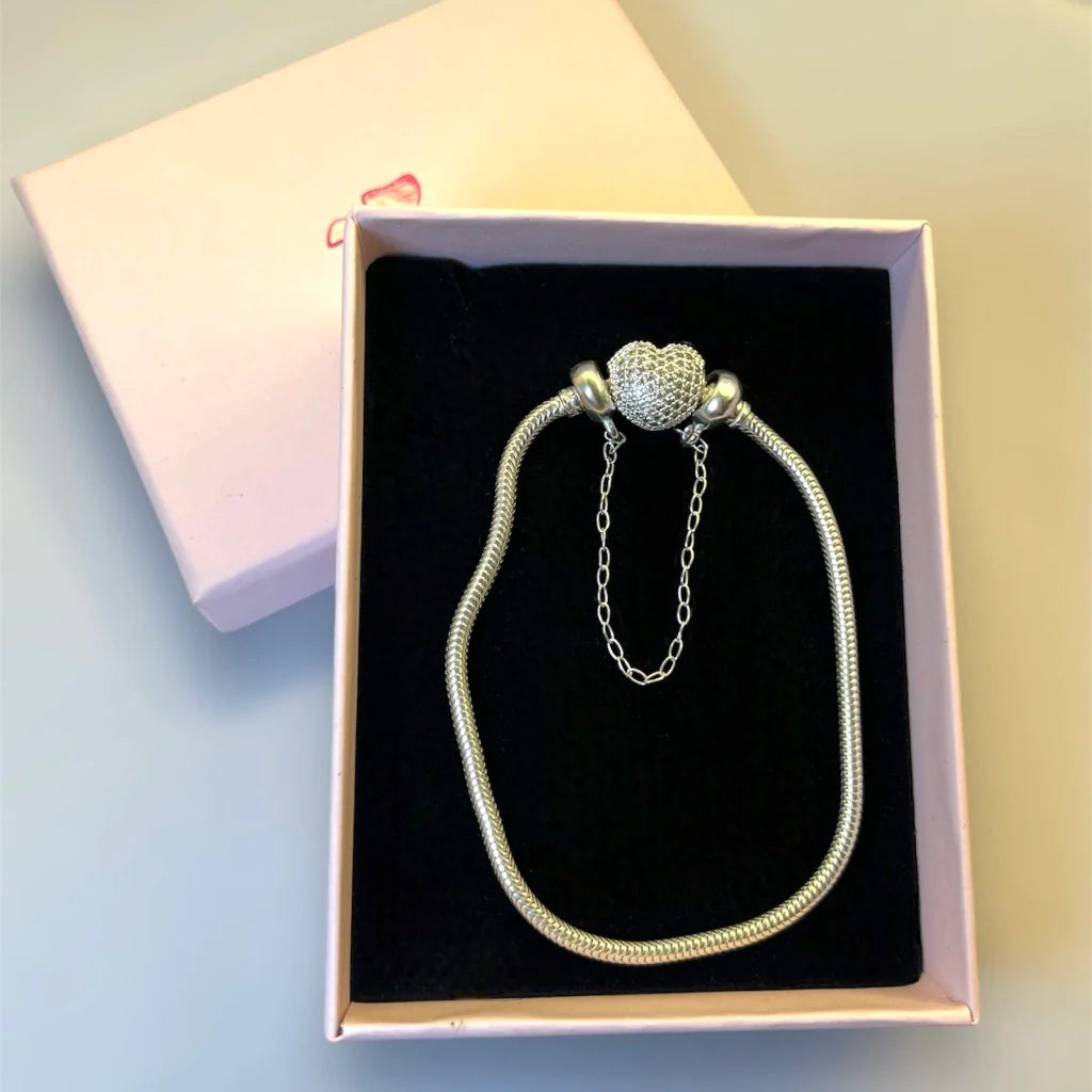 Pulseira berloques fecho coração cravejado