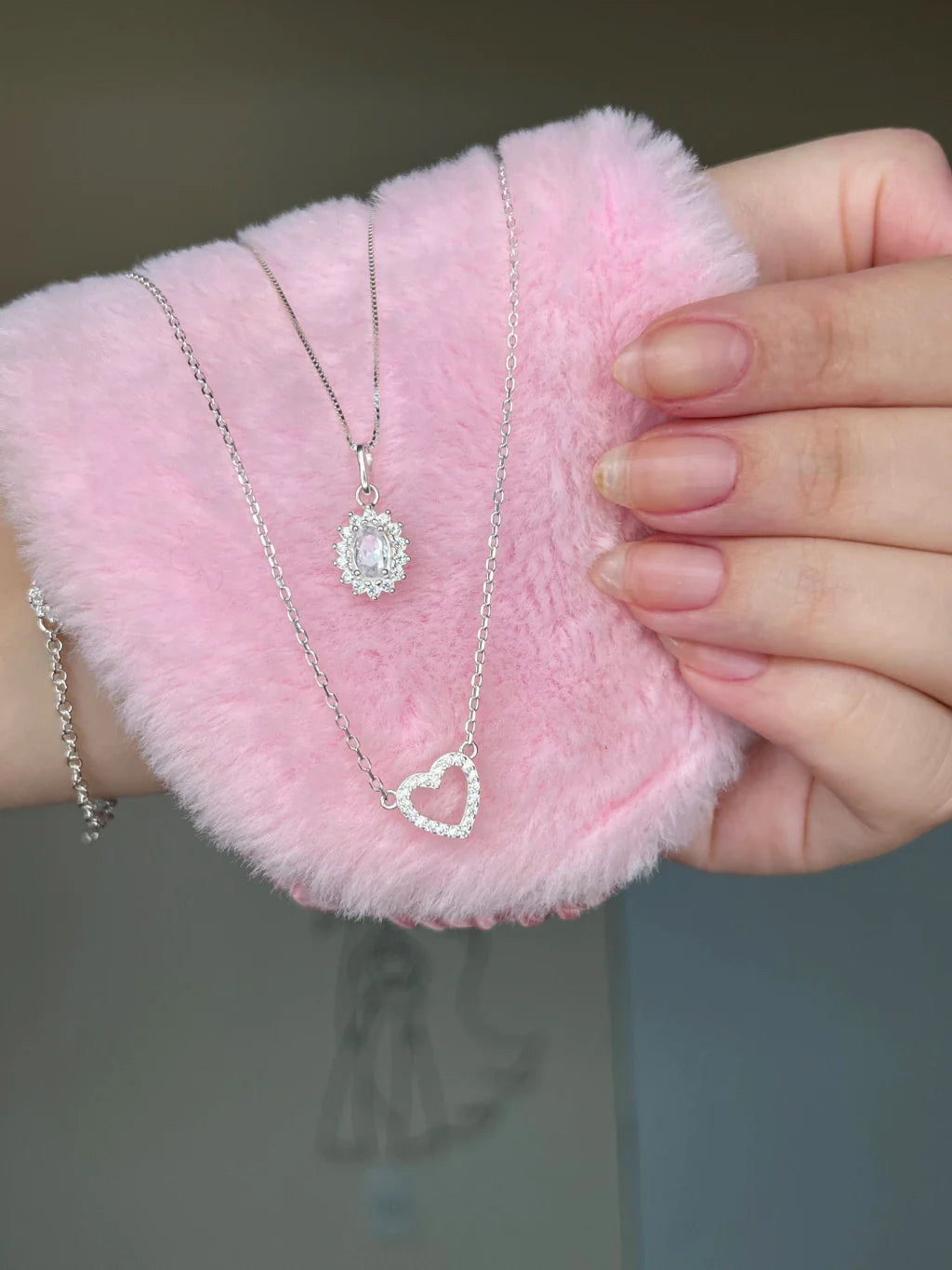 Gargantilha oval cravejada com pedras