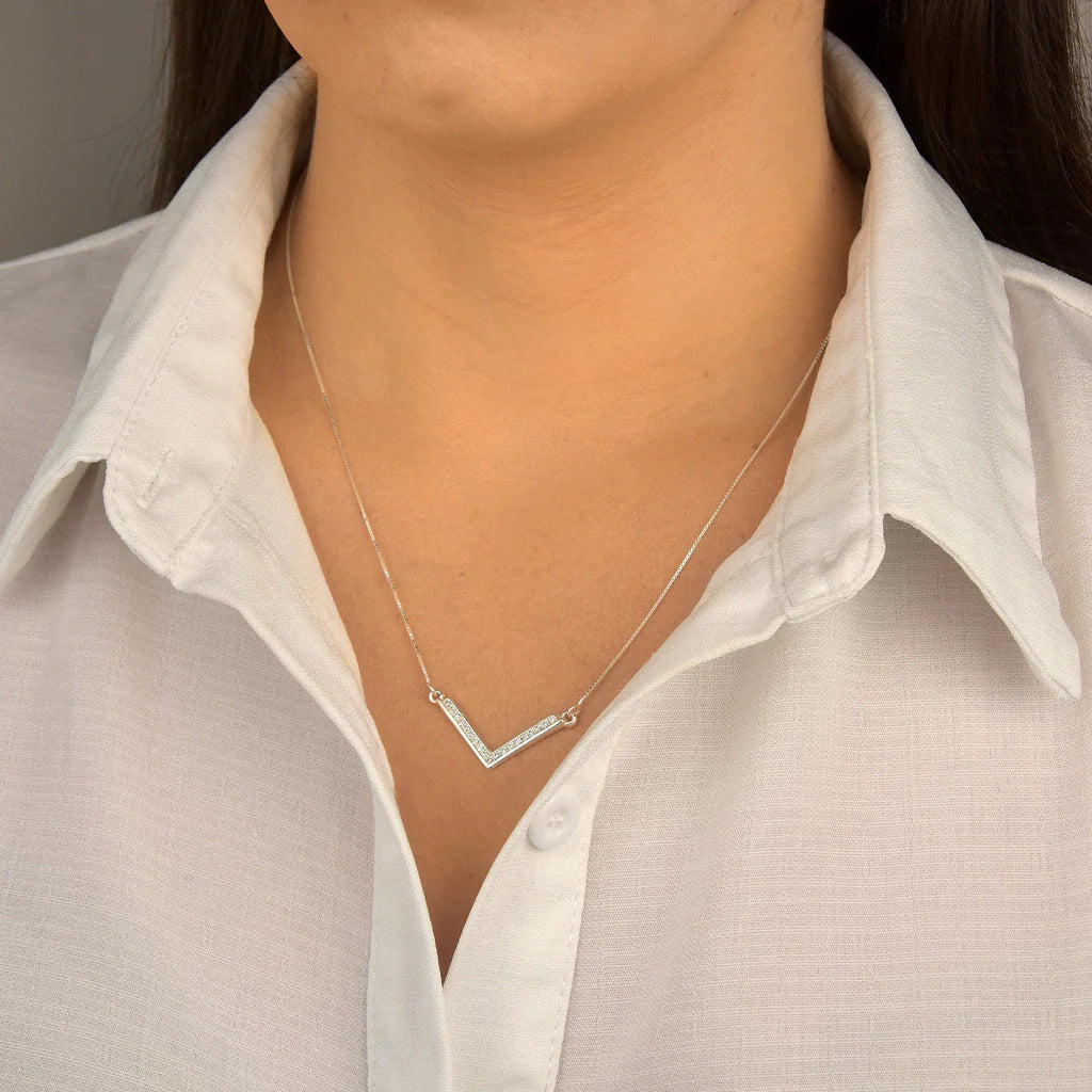 Gargantilha V cravejada