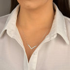 Gargantilha V cravejada